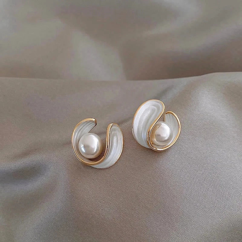Elegant opal white earrings with pearl in gold