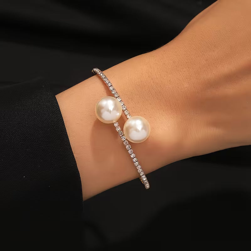Elegant Bracelet with Pearls and Zirconia
