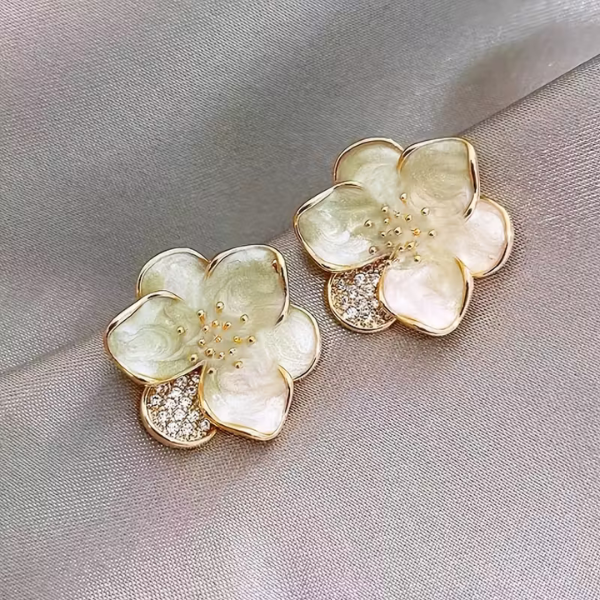 Elegant modern flower-shaped earrings
