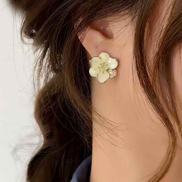 Elegant modern flower-shaped earrings