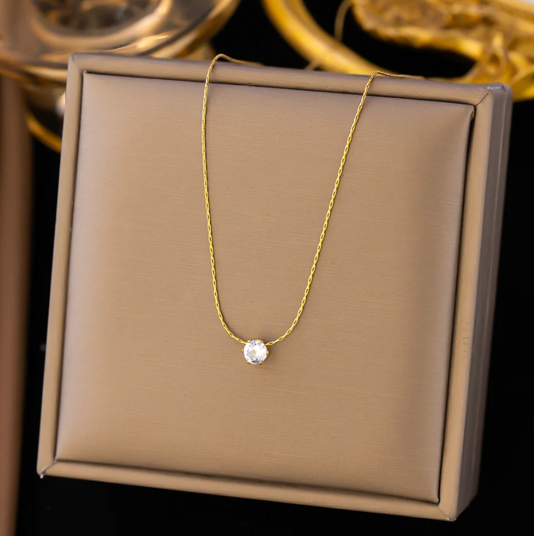 18-Carat Gold Necklace with Sparkling Crystals