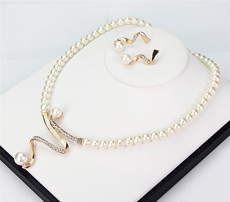 Set Necklace + Earrings with Real Pearls