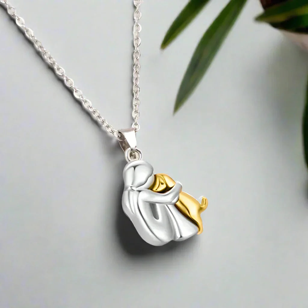 Aimée | Hug Pendant Necklace