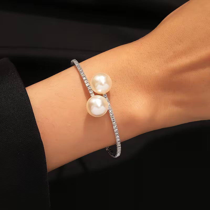 Elegant Bracelet with Pearls and Zirconia
