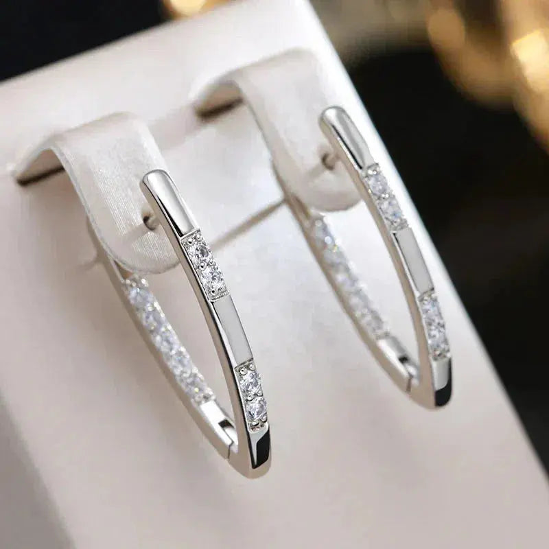 Challenging earrings with zirconia stones