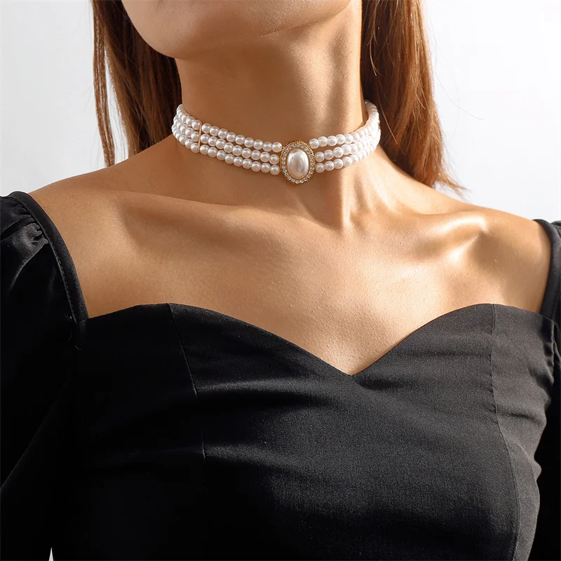 Elegant Necklace with Three Pearls