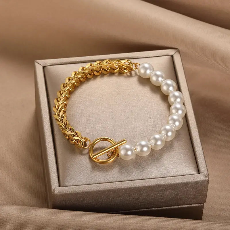 Elegant Bracelet Made of Gold and Pearls
