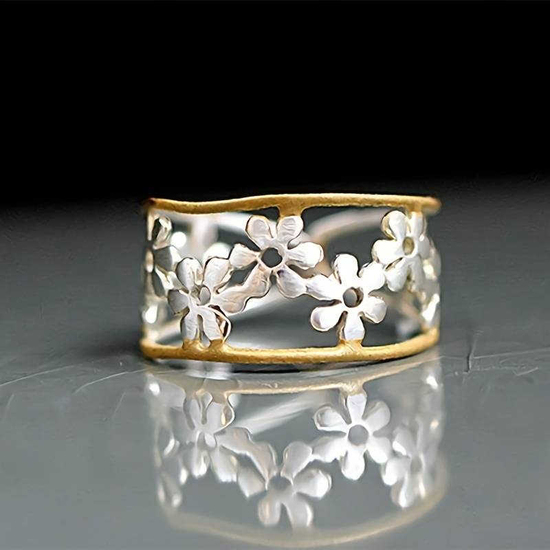 Susie | Two-Tone Daisy Ring